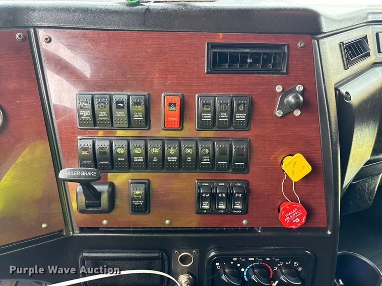 image for item YA0692 2019 Western Star  5700 semi truck