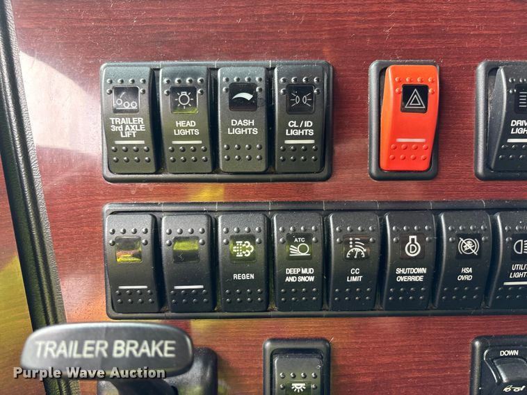 image for item YA0692 2019 Western Star  5700 semi truck