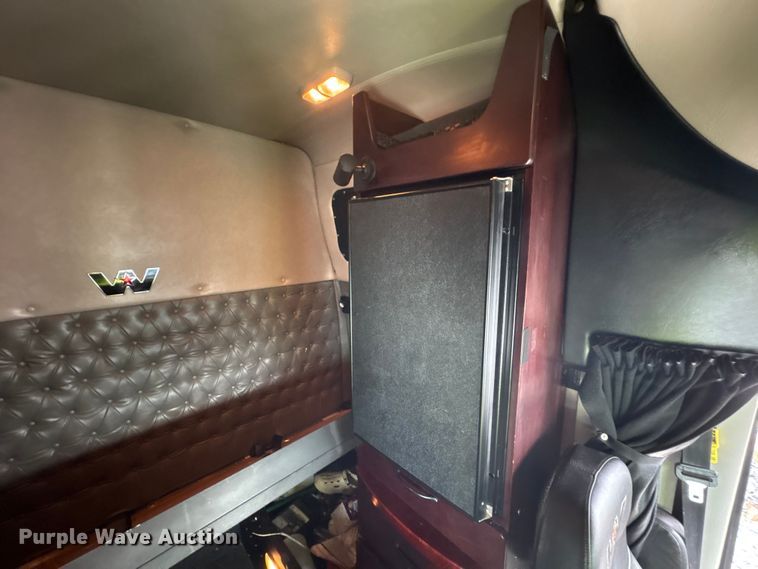 image for item YA0692 2019 Western Star  5700 semi truck