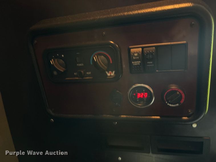 image for item YA0692 2019 Western Star  5700 semi truck