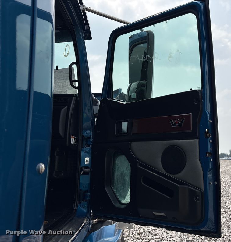 image for item YA0692 2019 Western Star  5700 semi truck
