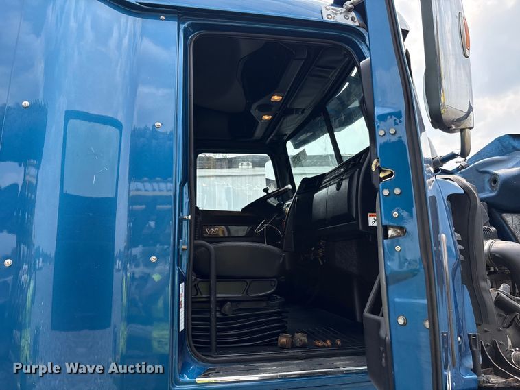 image for item YA0692 2019 Western Star  5700 semi truck