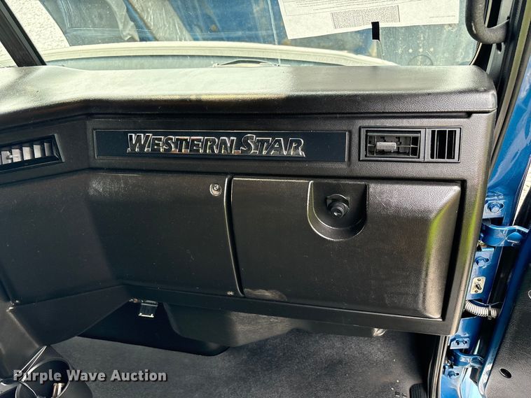 image for item YA0692 2019 Western Star  5700 semi truck