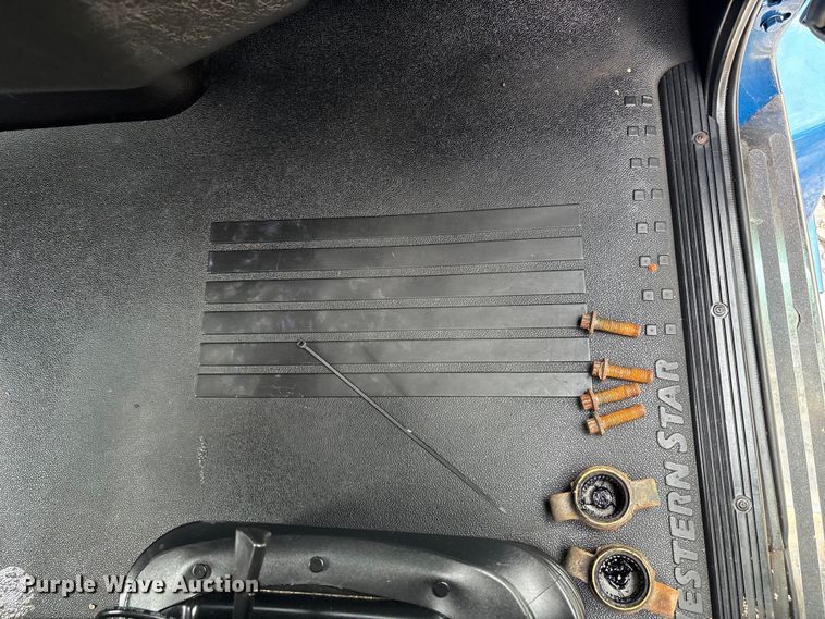 image for item YA0692 2019 Western Star  5700 semi truck