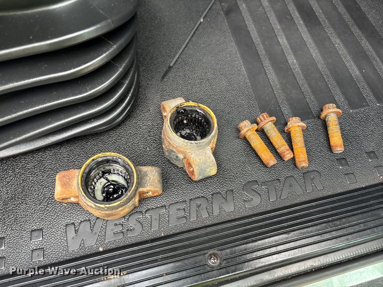 image for item YA0692 2019 Western Star  5700 semi truck