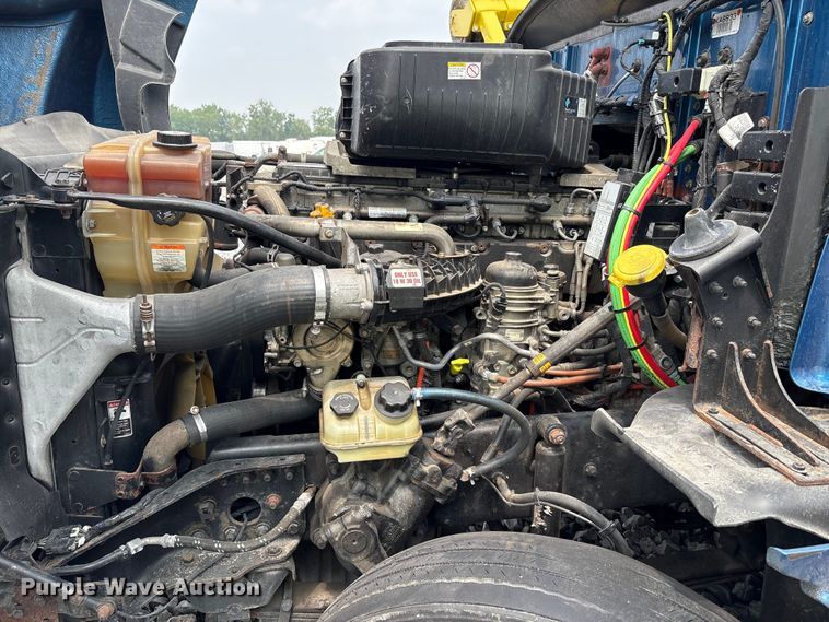 image for item YA0692 2019 Western Star  5700 semi truck