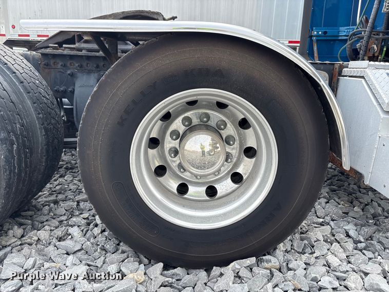 image for item YA0692 2019 Western Star  5700 semi truck