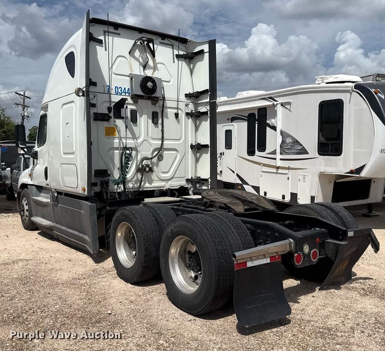 image for item YA0694 2017 Freightliner Cascadia semi truck