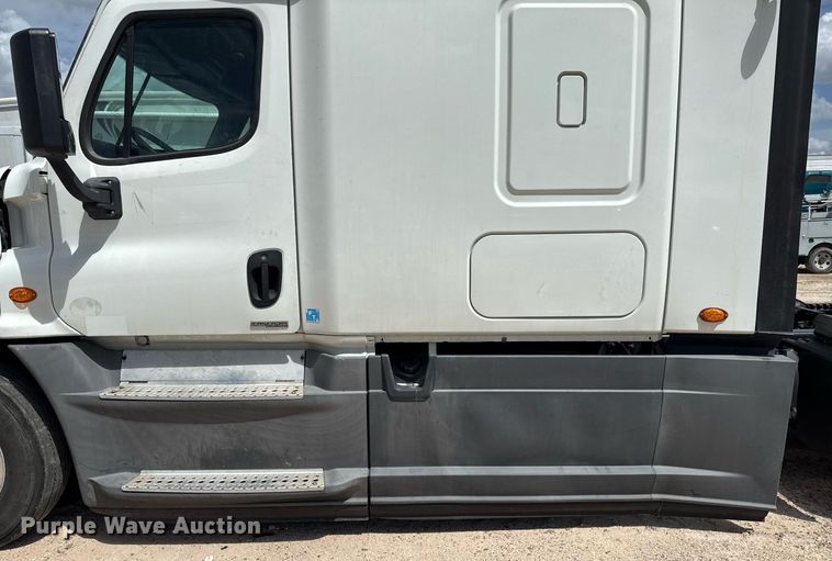 image for item YA0694 2017 Freightliner Cascadia semi truck