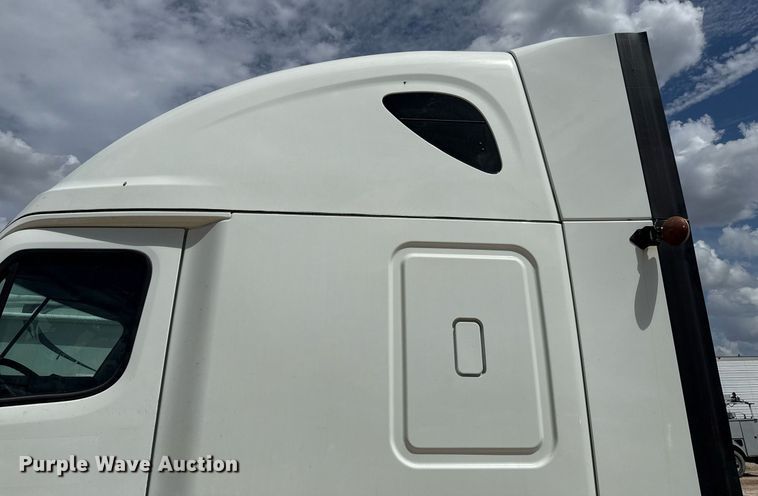 image for item YA0694 2017 Freightliner Cascadia semi truck