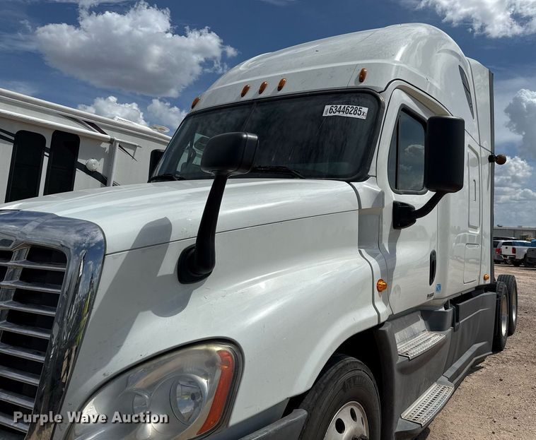 image for item YA0694 2017 Freightliner Cascadia semi truck