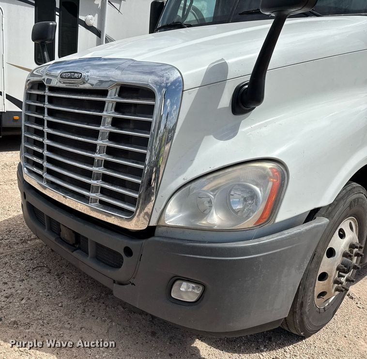 image for item YA0694 2017 Freightliner Cascadia semi truck