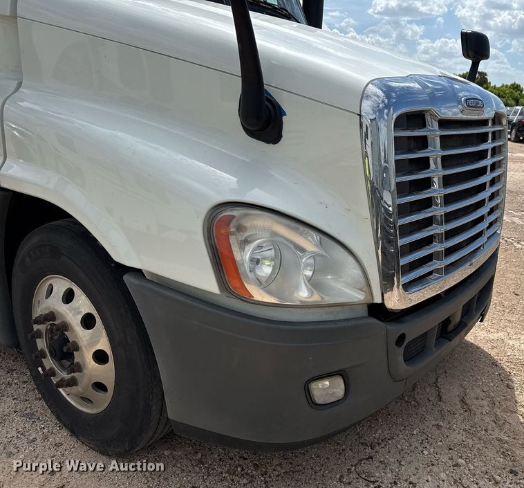 image for item YA0694 2017 Freightliner Cascadia semi truck