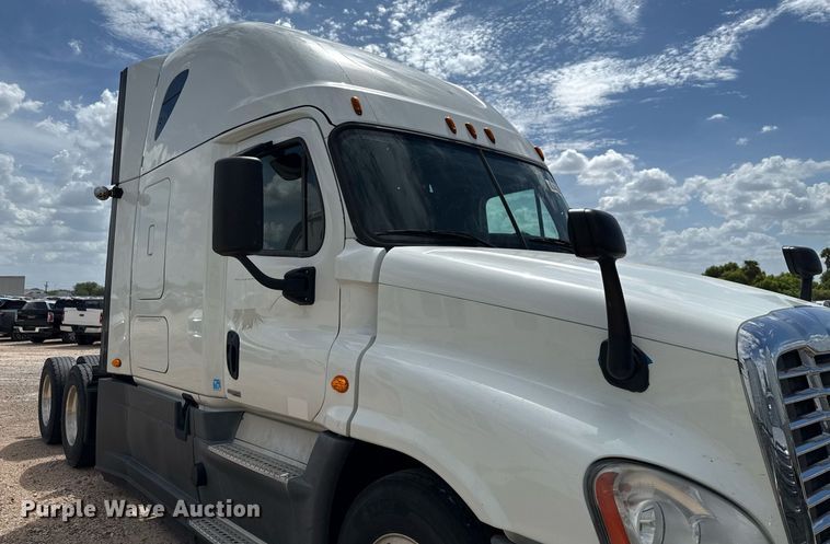 image for item YA0694 2017 Freightliner Cascadia semi truck