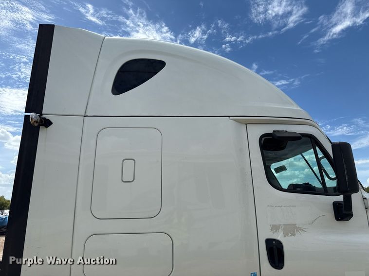 image for item YA0694 2017 Freightliner Cascadia semi truck