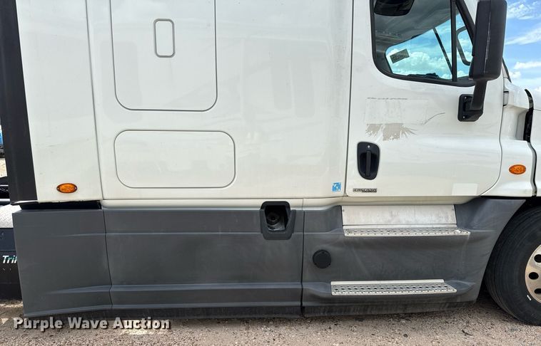 image for item YA0694 2017 Freightliner Cascadia semi truck