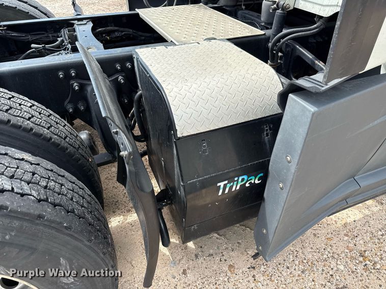 image for item YA0694 2017 Freightliner Cascadia semi truck