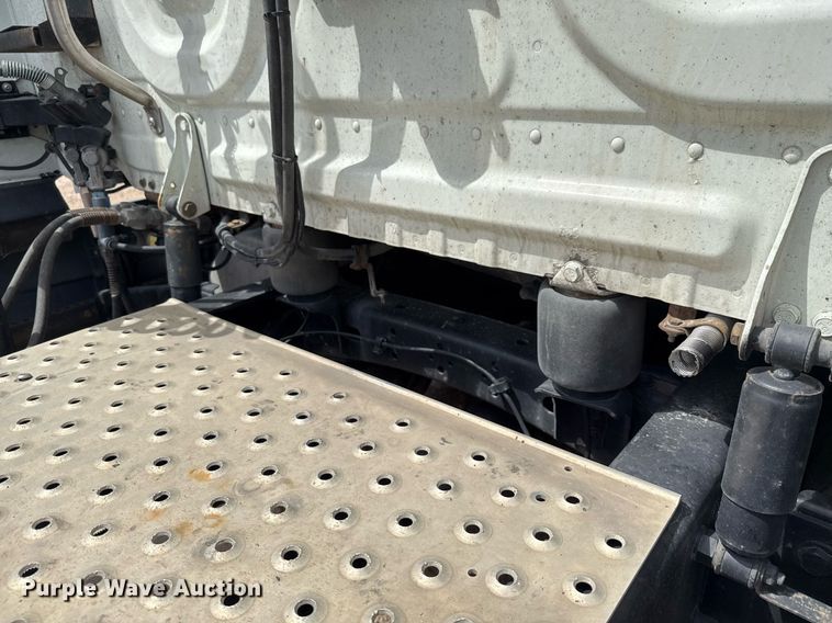 image for item YA0694 2017 Freightliner Cascadia semi truck