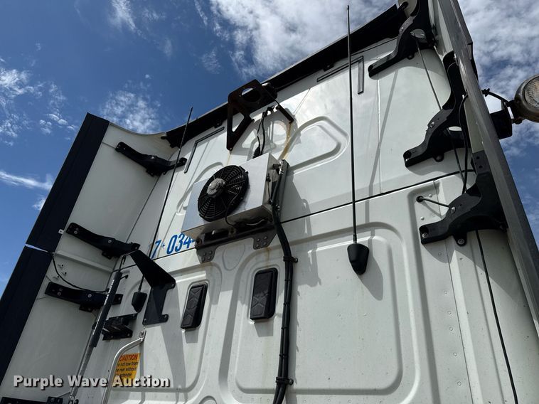 image for item YA0694 2017 Freightliner Cascadia semi truck