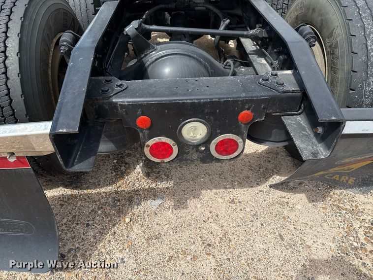 image for item YA0694 2017 Freightliner Cascadia semi truck