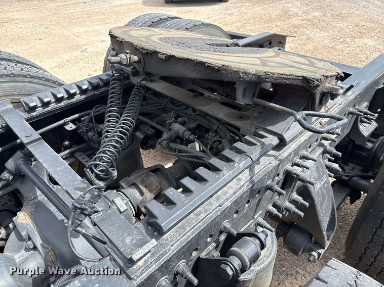 image for item YA0694 2017 Freightliner Cascadia semi truck