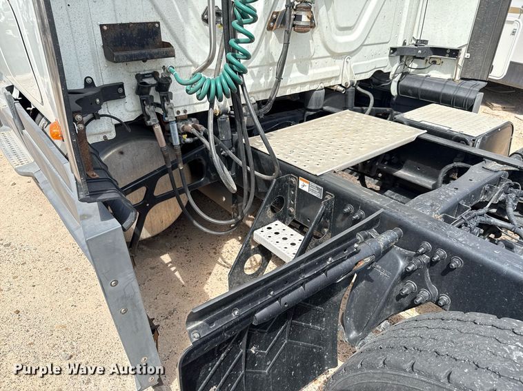 image for item YA0694 2017 Freightliner Cascadia semi truck