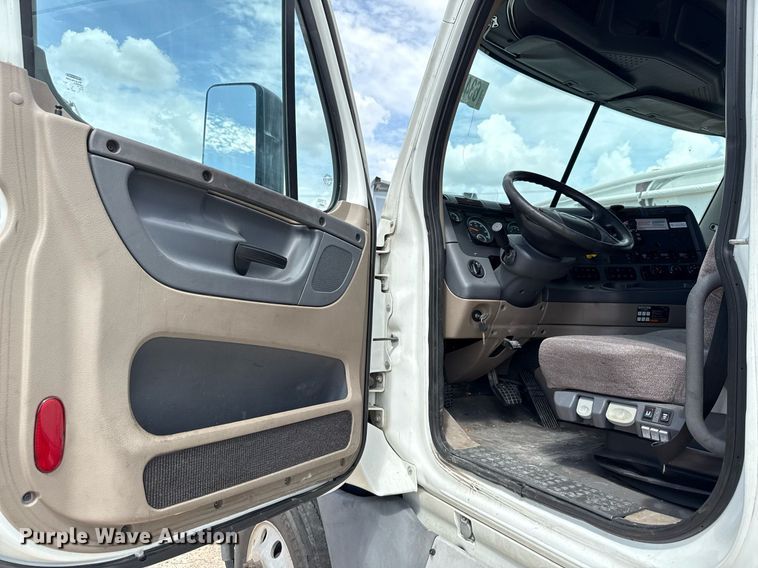 image for item YA0694 2017 Freightliner Cascadia semi truck