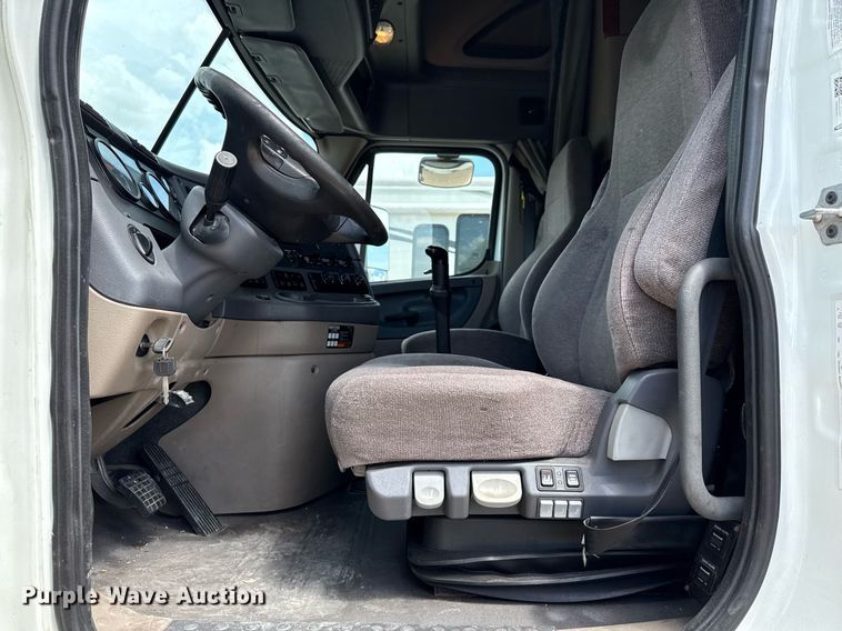 image for item YA0694 2017 Freightliner Cascadia semi truck