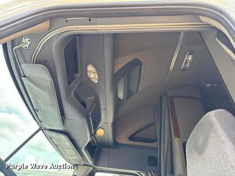 image for item YA0694 2017 Freightliner Cascadia semi truck