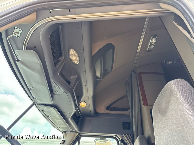 image for item YA0694 2017 Freightliner Cascadia semi truck