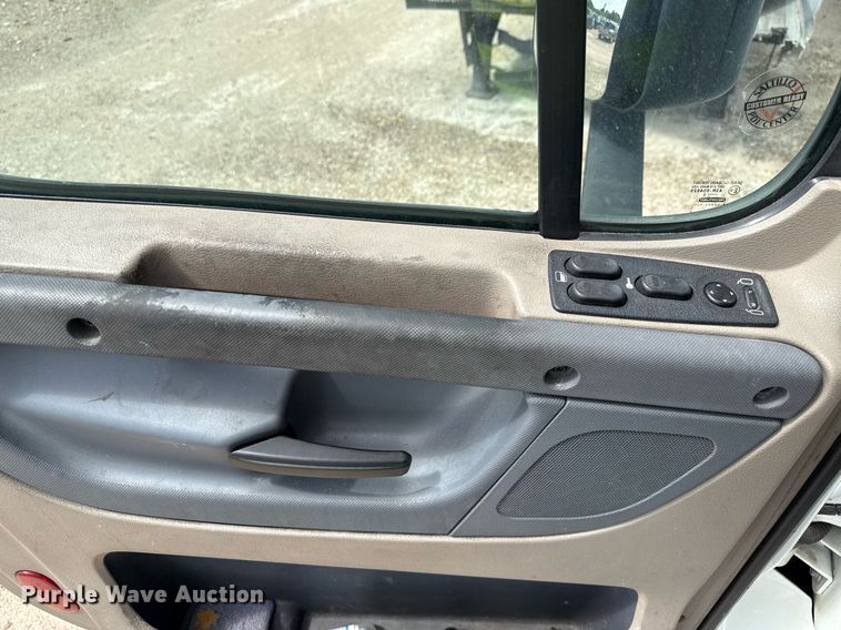 image for item YA0694 2017 Freightliner Cascadia semi truck