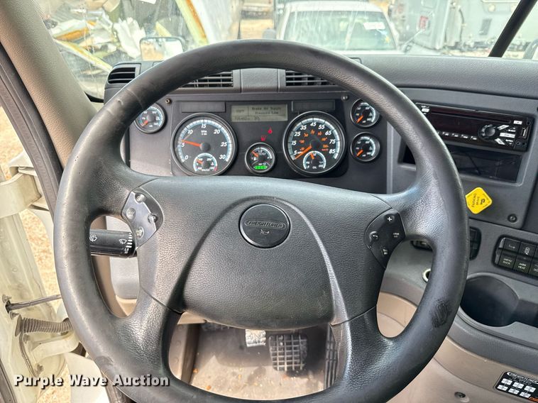 image for item YA0694 2017 Freightliner Cascadia semi truck