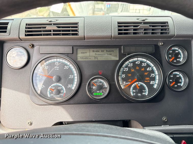 image for item YA0694 2017 Freightliner Cascadia semi truck