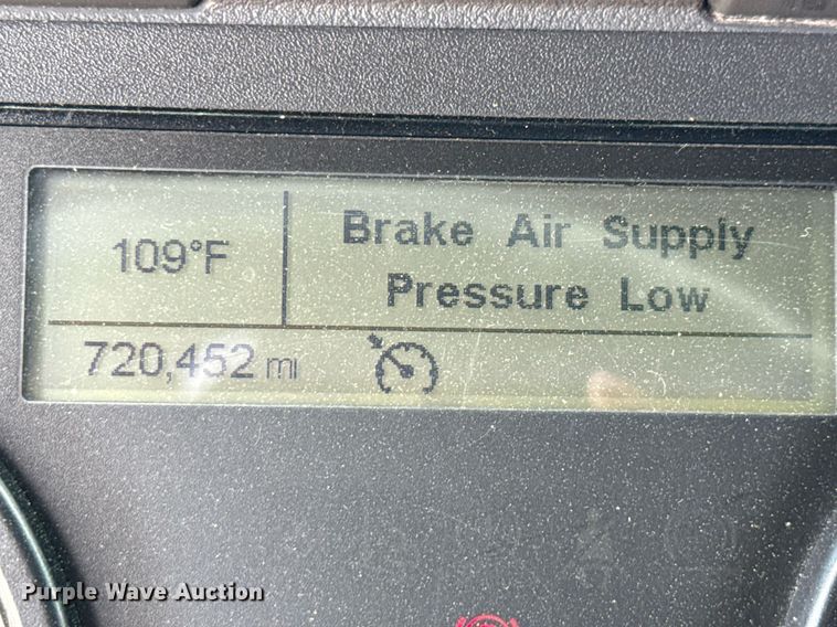 image for item YA0694 2017 Freightliner Cascadia semi truck