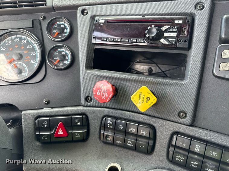 image for item YA0694 2017 Freightliner Cascadia semi truck