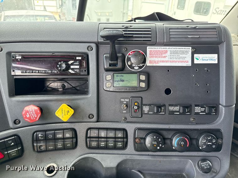 image for item YA0694 2017 Freightliner Cascadia semi truck