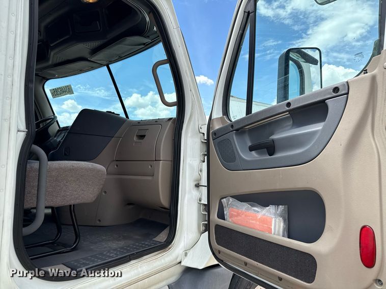 image for item YA0694 2017 Freightliner Cascadia semi truck