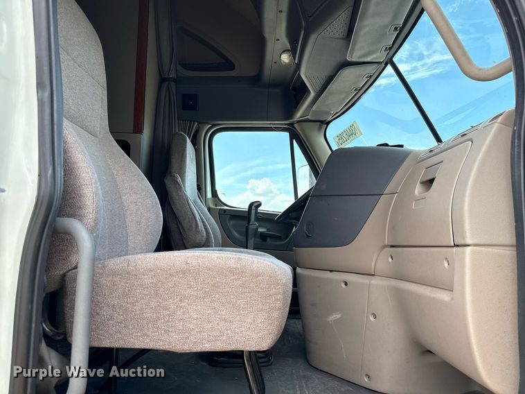 image for item YA0694 2017 Freightliner Cascadia semi truck