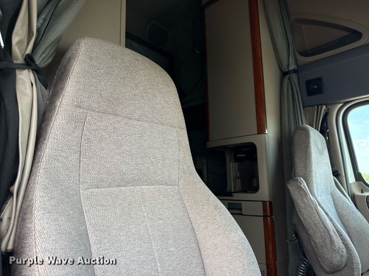 image for item YA0694 2017 Freightliner Cascadia semi truck