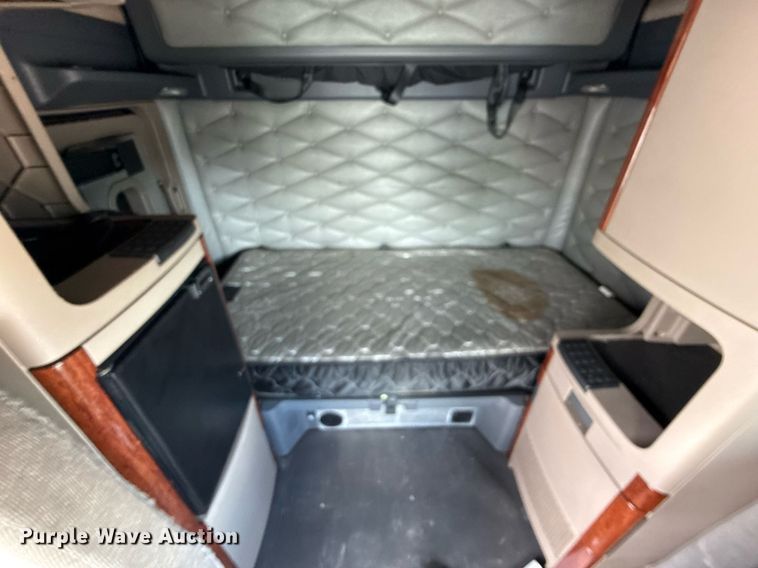 image for item YA0694 2017 Freightliner Cascadia semi truck