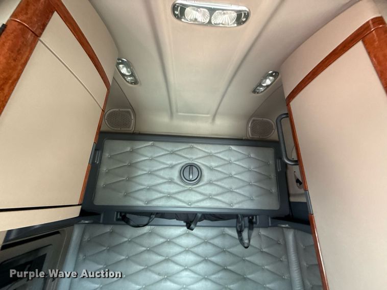 image for item YA0694 2017 Freightliner Cascadia semi truck