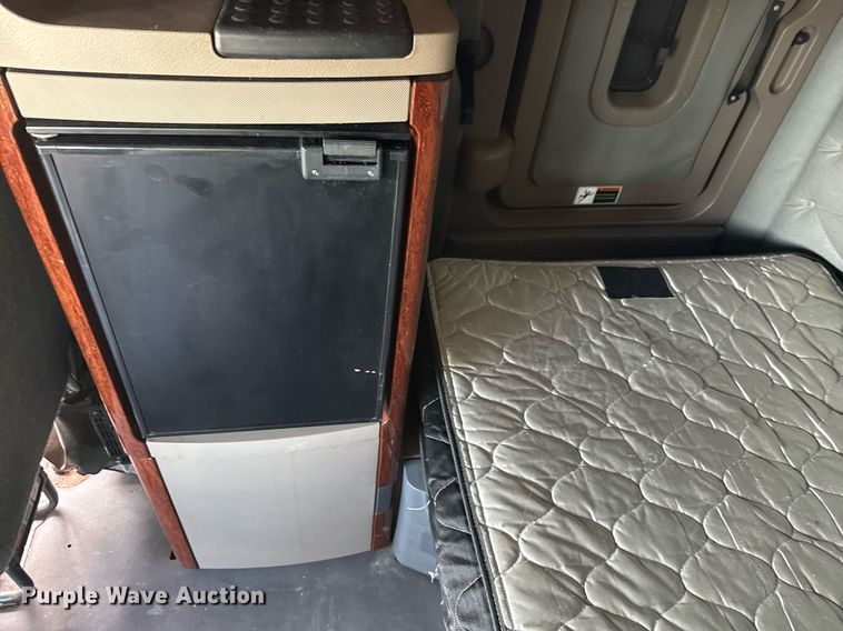 image for item YA0694 2017 Freightliner Cascadia semi truck