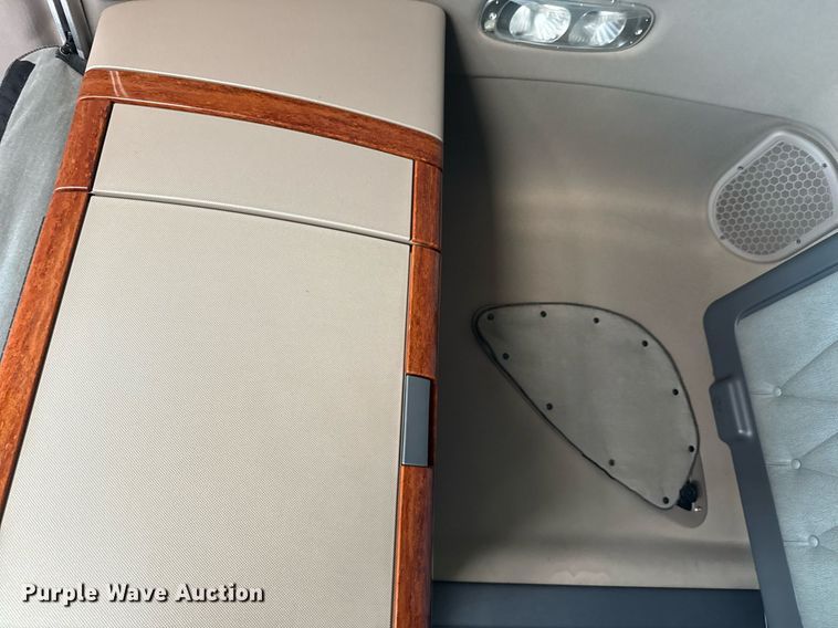 image for item YA0694 2017 Freightliner Cascadia semi truck