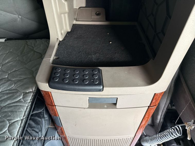 image for item YA0694 2017 Freightliner Cascadia semi truck