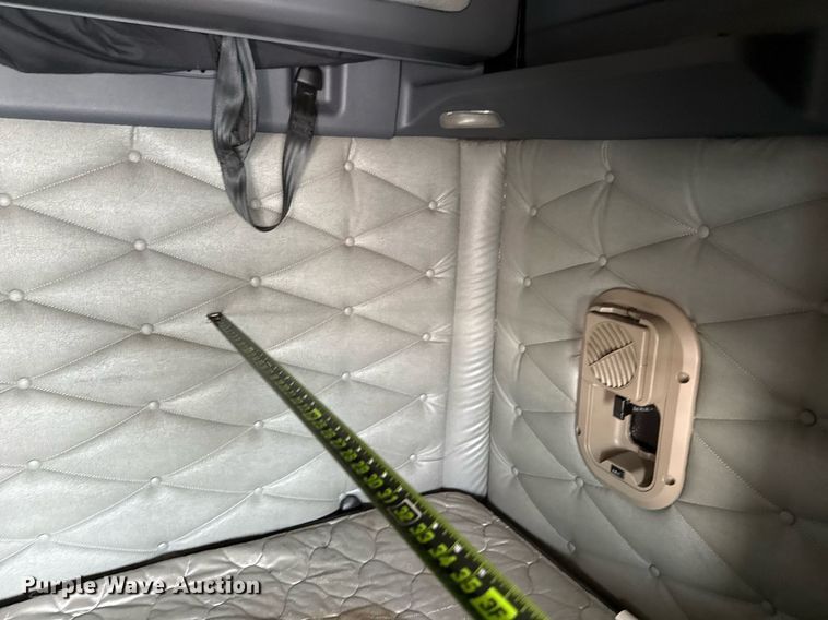 image for item YA0694 2017 Freightliner Cascadia semi truck