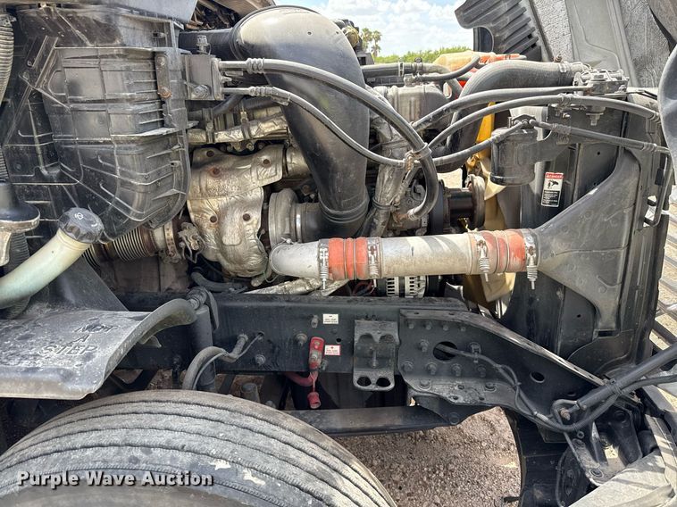 image for item YA0694 2017 Freightliner Cascadia semi truck