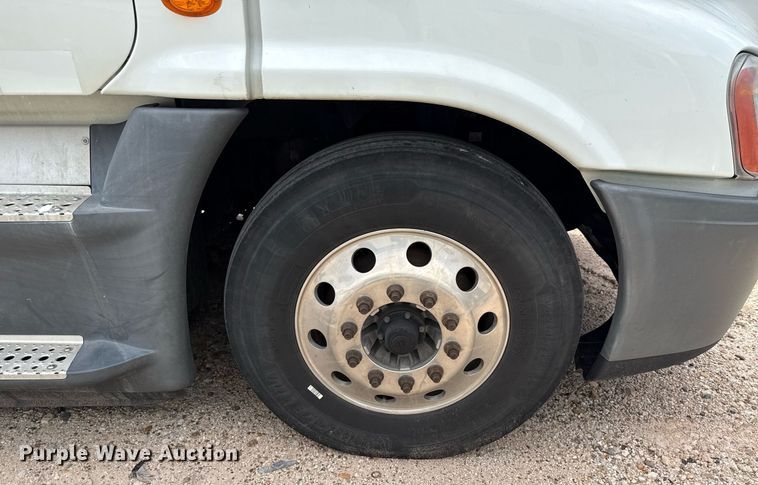 image for item YA0694 2017 Freightliner Cascadia semi truck