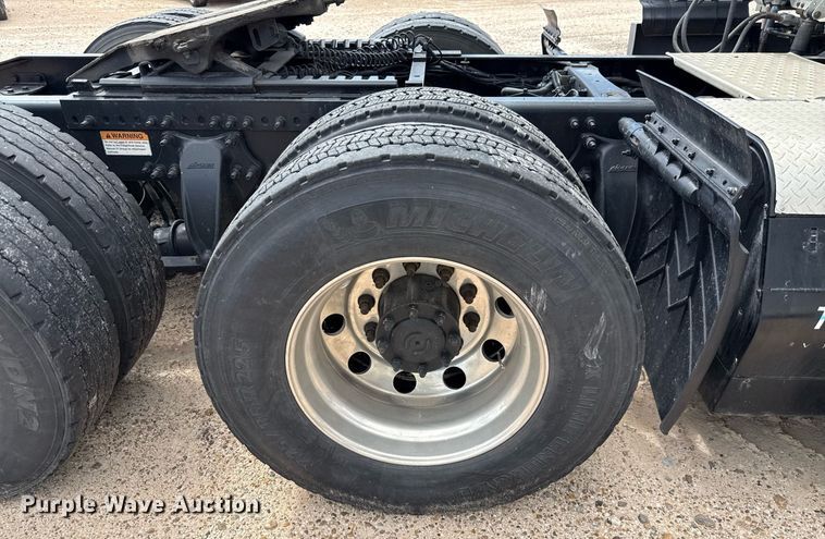 image for item YA0694 2017 Freightliner Cascadia semi truck