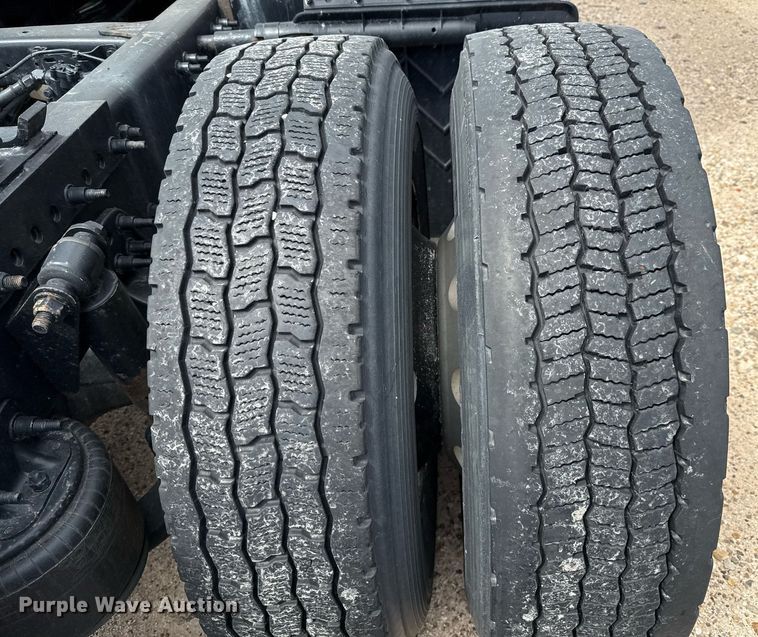 image for item YA0694 2017 Freightliner Cascadia semi truck