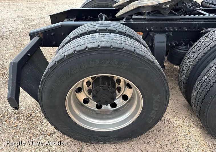 image for item YA0694 2017 Freightliner Cascadia semi truck